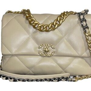 CHANEL 19 Flap Bag